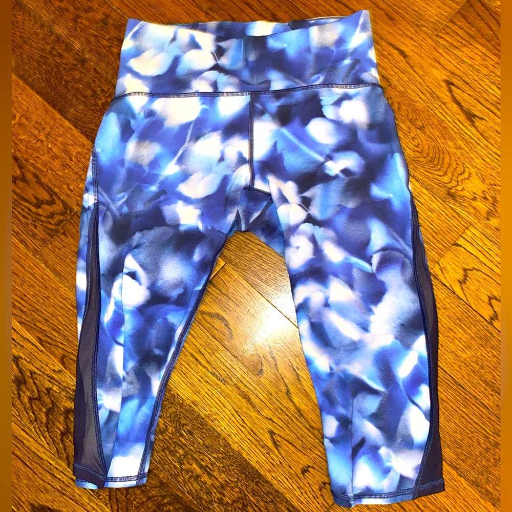 Lululemon Train Times Crop 17"
Mini Blush Blossom Alpine White Midnight sz 8